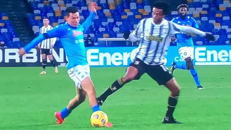 il fallo di cuadrado su lozano in napoli juventus