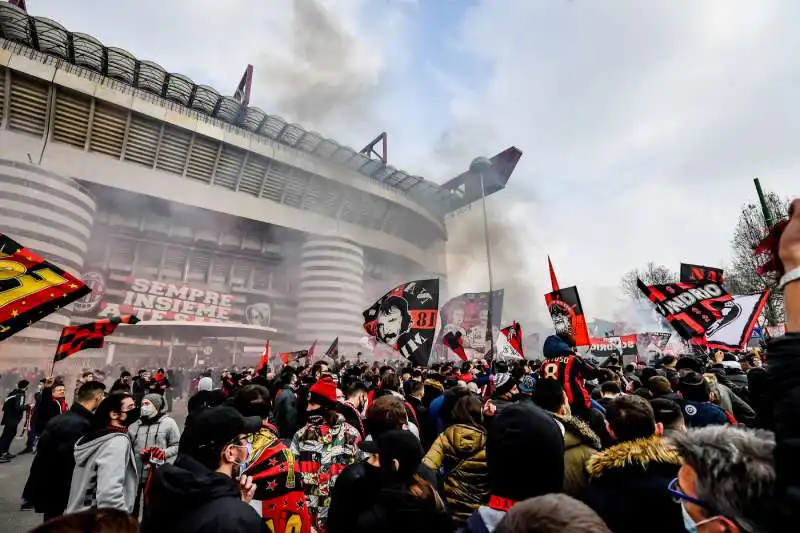 le foto dei tifosi non distanziati