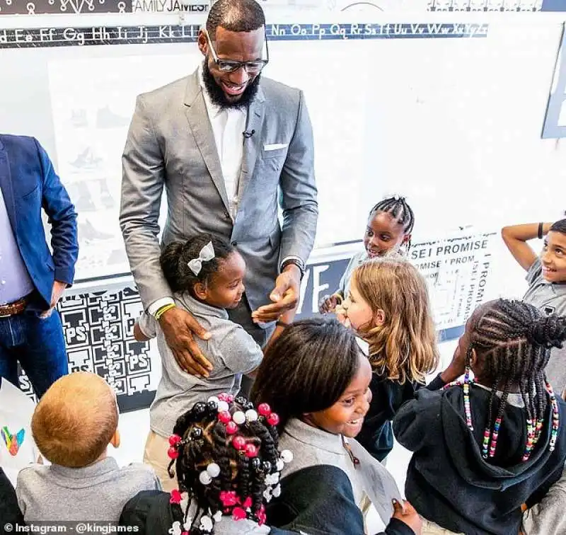 lebron james alla scuola i promise in ohio