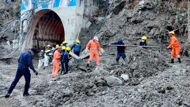 macerie dopo il disatro himalaya