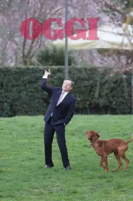 mario draghi con la moglie e il cane a villa borghese nel 2015   foto oggi 11