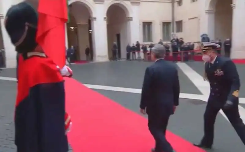 MARIO DRAGHI SBAGLIA IL CERIMONIALE ALL ARRIVO A PALAZZO CHIGI 