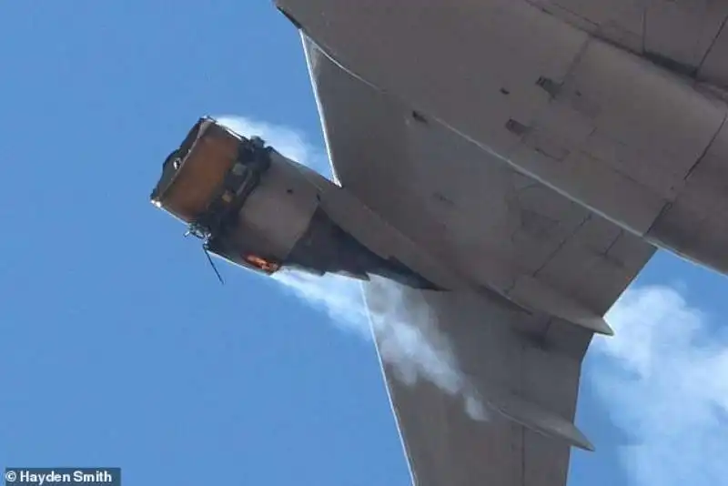 motore in fiamme   boeing 777 united airlines  2