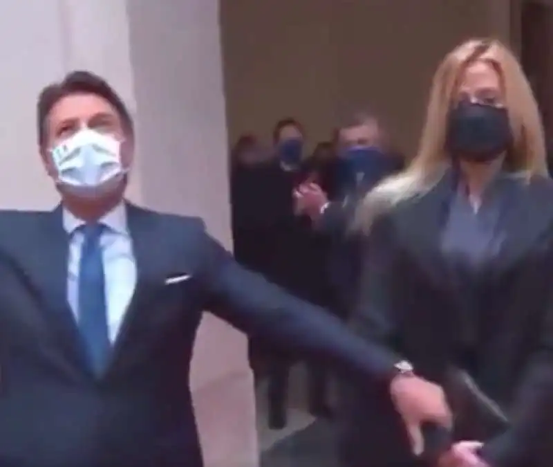 OLIVIA PALADINO NON DA LA MANO A GIUSEPPE CONTE 