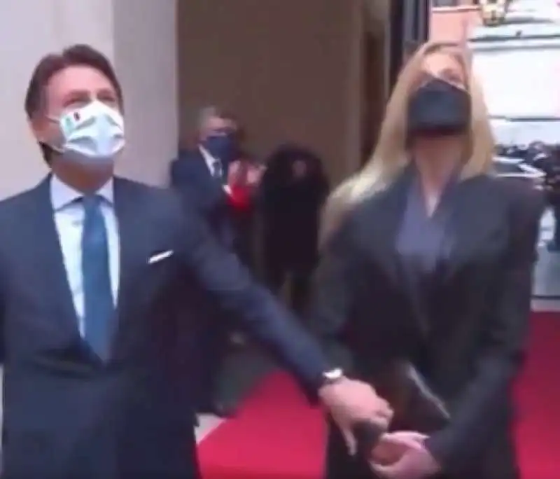 OLIVIA PALADINO NON DA LA MANO A GIUSEPPE CONTE 