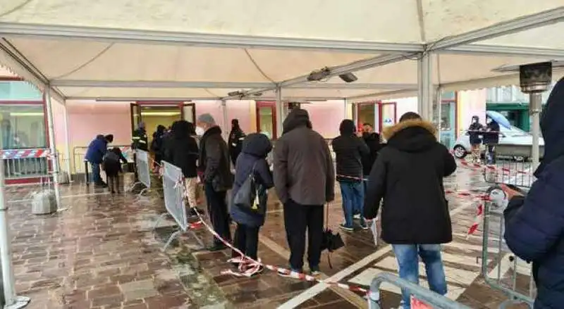 pescara fila per i tamponi