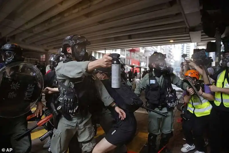 polizia spruzza spray al peperoncino contro i manifestanti di hong kong 