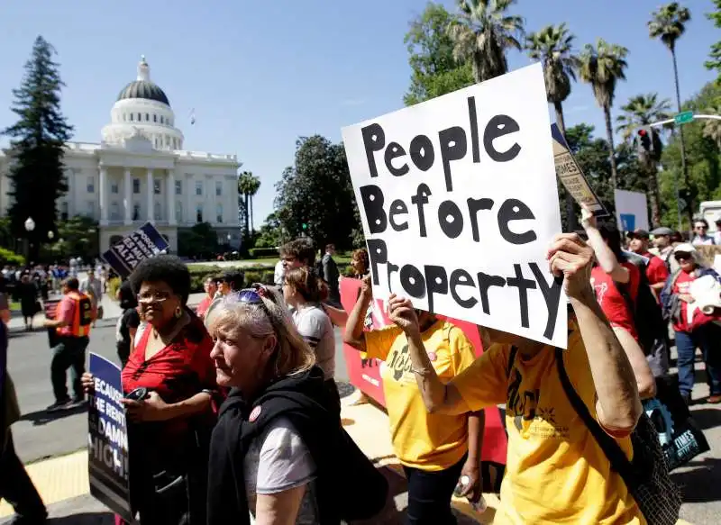 PROTESTE SUGLI AFFITTI CALIFORNIA 