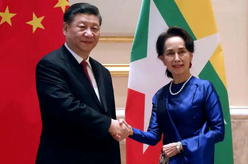 SAN SUU KYI CON XI JINPING