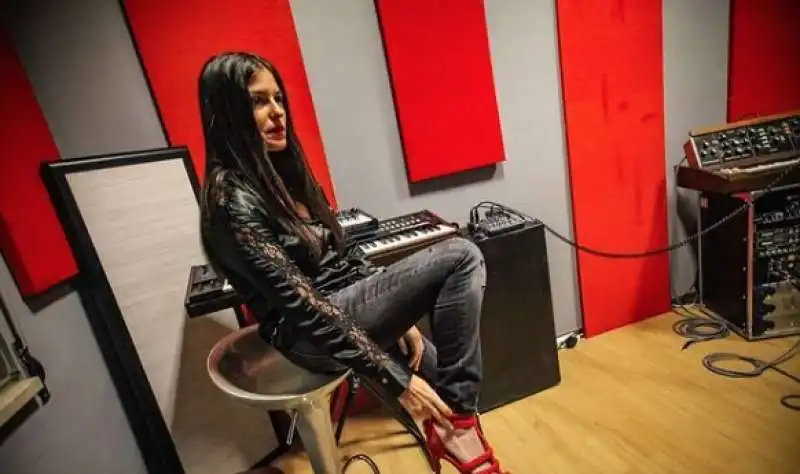 sara tommasi in studio di registrazione