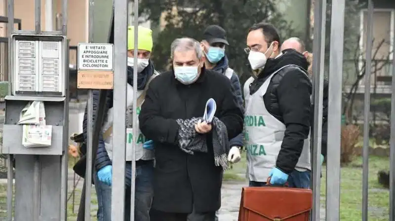 sergio contrini con gli uomini della guardia di finanza