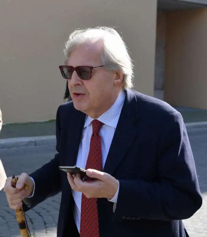 sgarbi al telefono  foto di bacco (1)