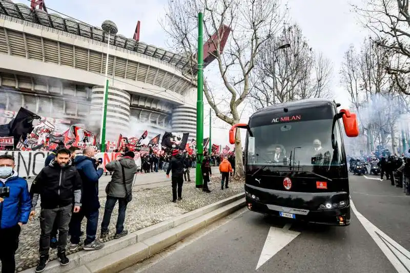 tifosi vicini al pullman del milan