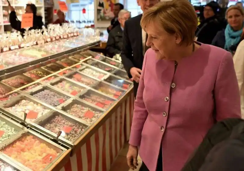 ANGELA MERKEL AL SUPERMERCATO 