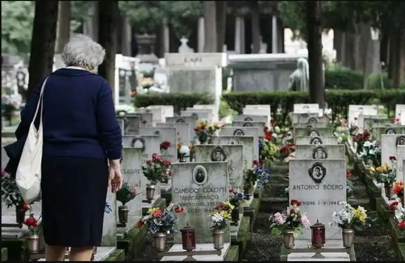 anziana al cimitero 1