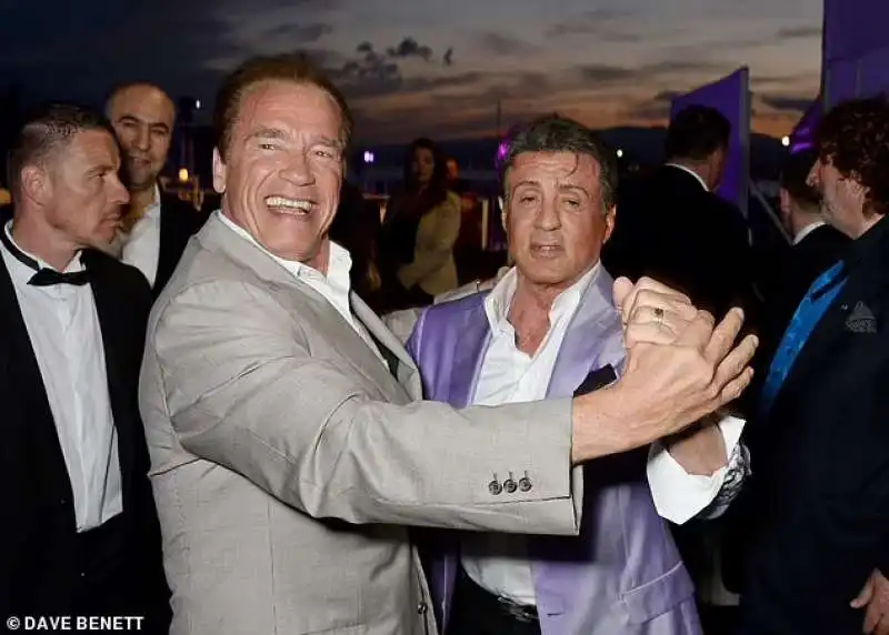 arnold schwarzenegger e sylvester stallone valzer a cannes nel 2014