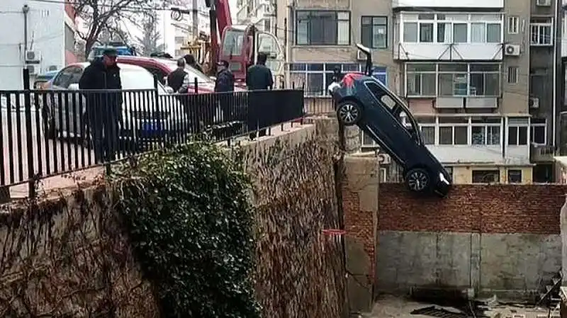 Auto caduta dal muretto in Cina 2