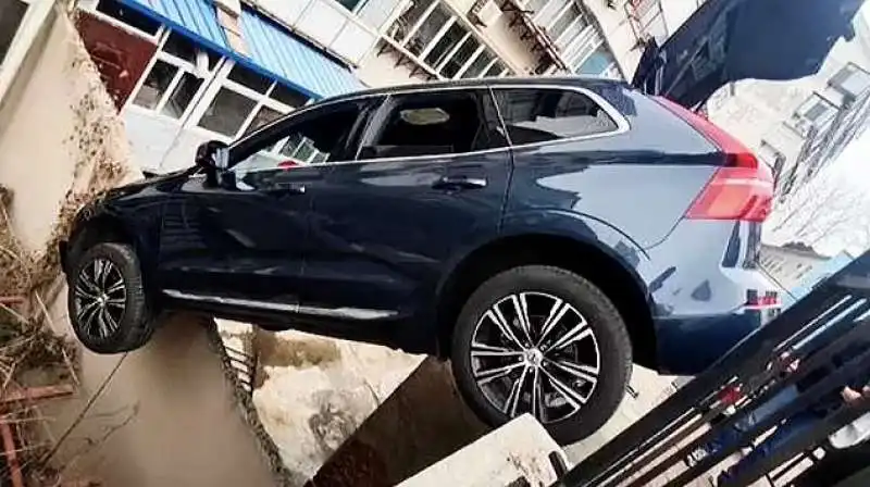 Auto caduta dal muretto in Cina 5