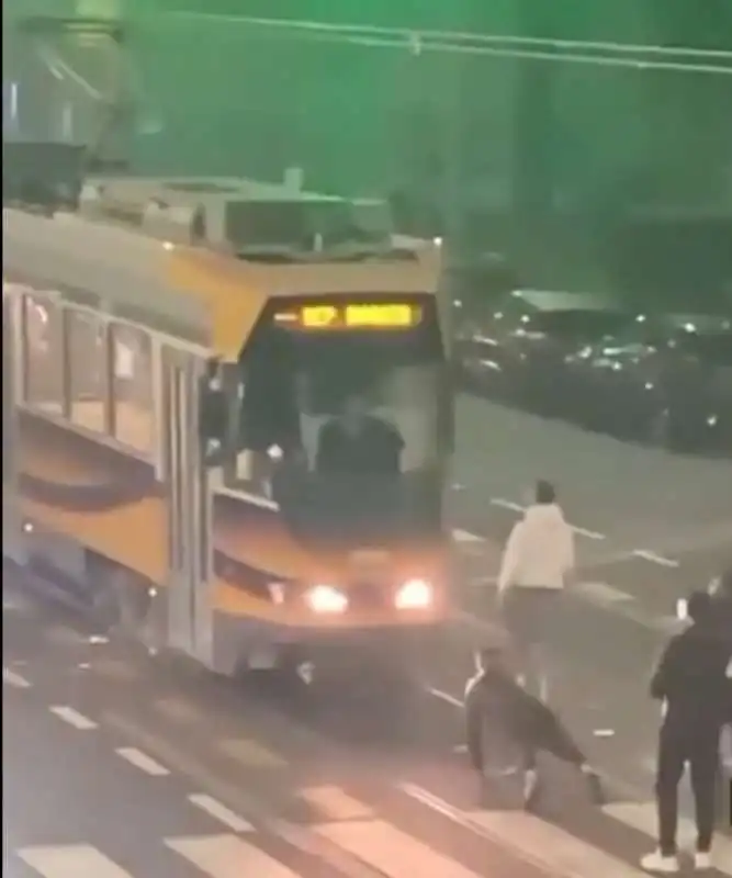 baby gang contro un tram a milano 10