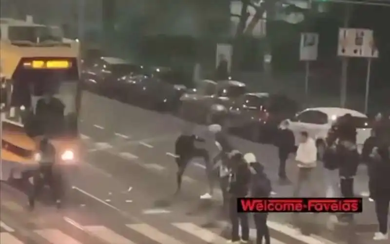 baby gang contro un tram a milano 2