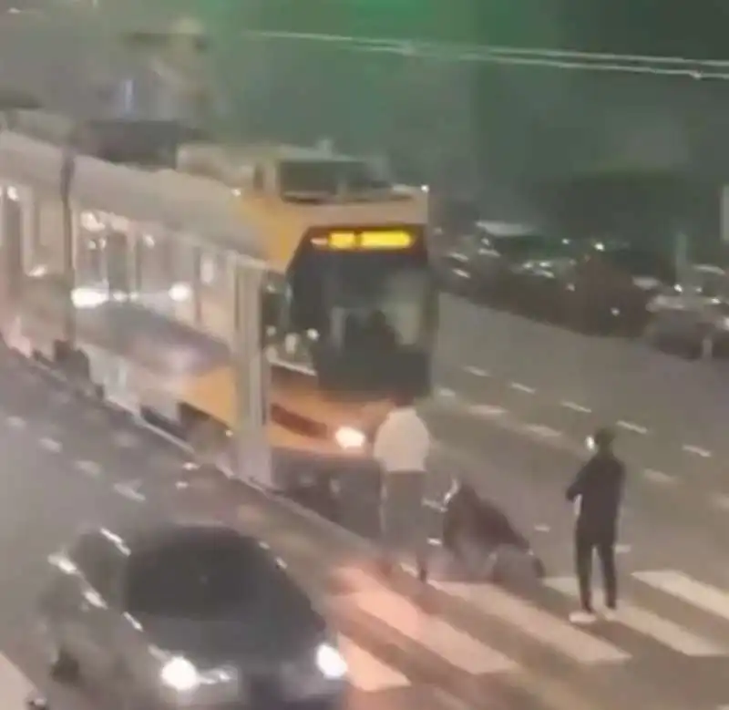 baby gang contro un tram a milano 5