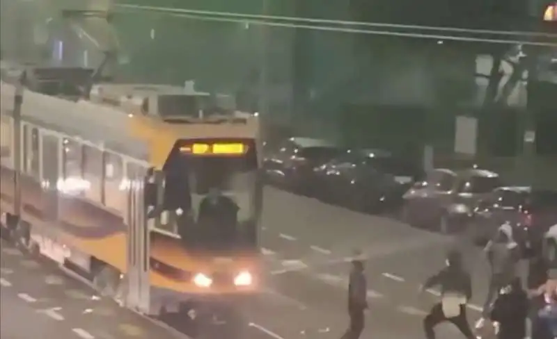 baby gang contro un tram a milano 7