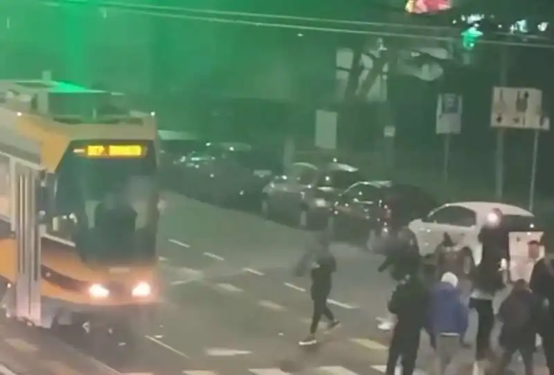 baby gang contro un tram a milano 9