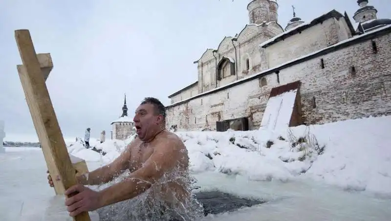 BAGNO GHIACCIATO IN RUSSIA