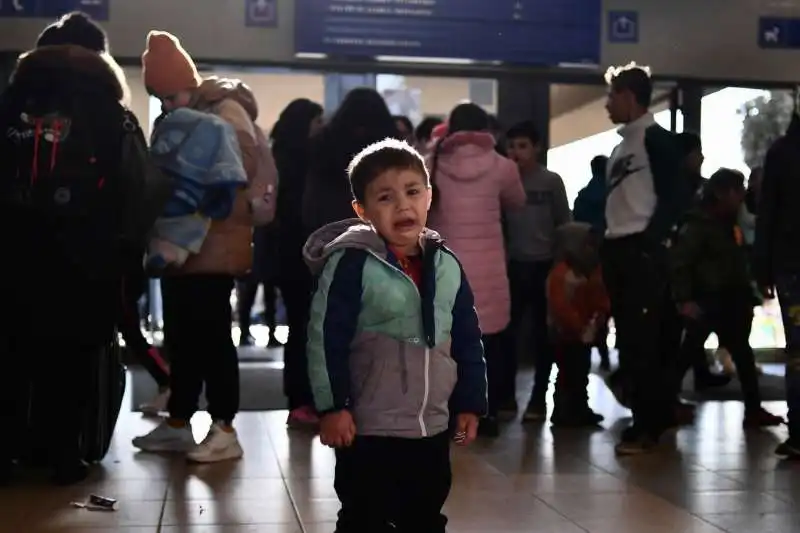 Bambino ucraino piange alla stazione