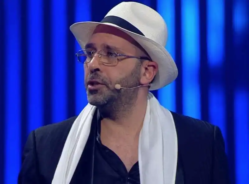 checco zalone sfotte i virologi