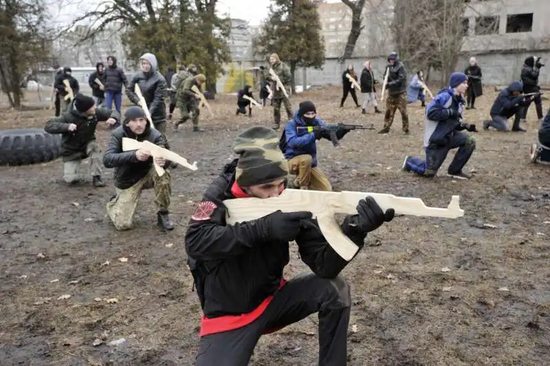 cittadini ucraini si addestrano con armi di legno per le strade di kiev   1