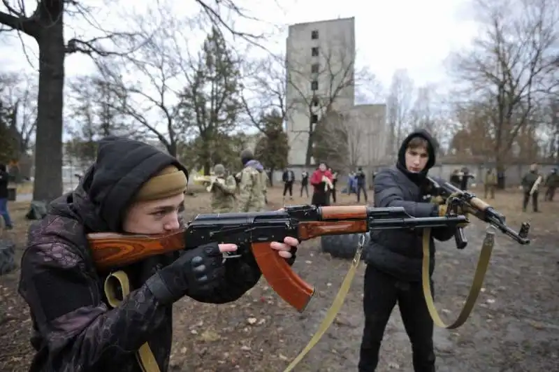 cittadini ucraini si addestrano per le strade di kiev    