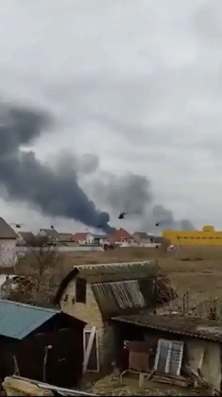 elicotteri russi attaccano aeroporto hostomel vicino kiev