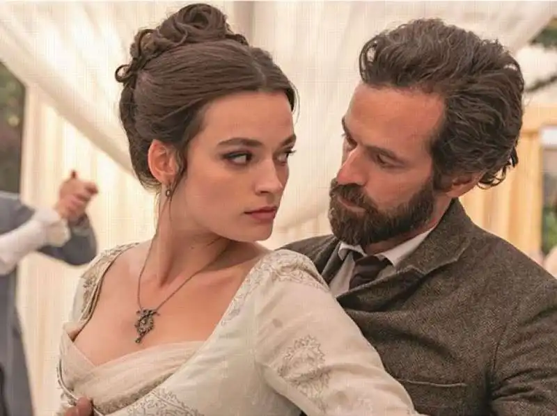 emma mackay romain duris   eiffel 