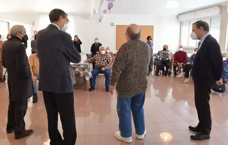 gli anziani ascoltano lino banfi raccontare la sua gioventu  foto di bacco