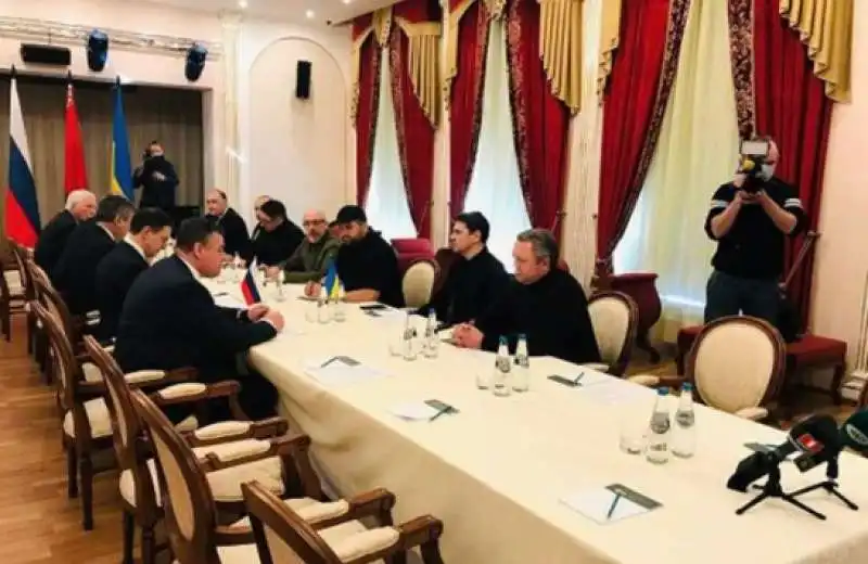 i colloqui tra le delegazioni di kiev e mosca 