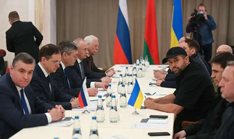 i colloqui tra le delegazioni di kiev e mosca  2