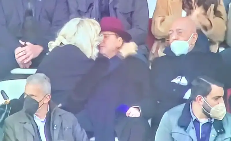 il bacio di silvio berlusconi in tribuna a monza 1