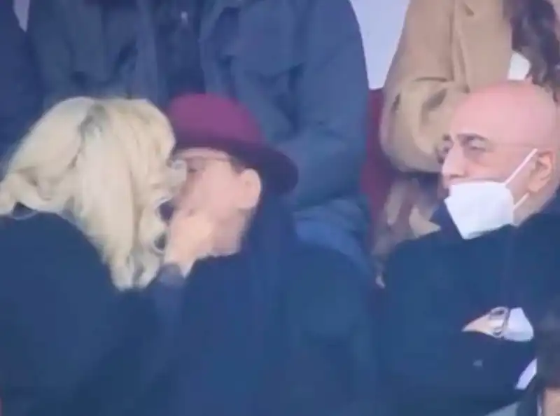 il bacio di silvio berlusconi in tribuna a monza 2