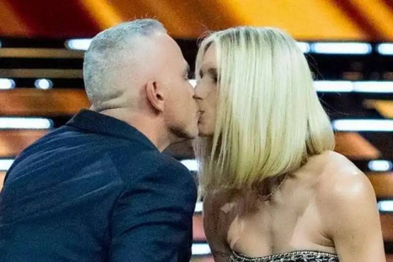 il bacio tra michelle hunziker e eros ramazzotti 10