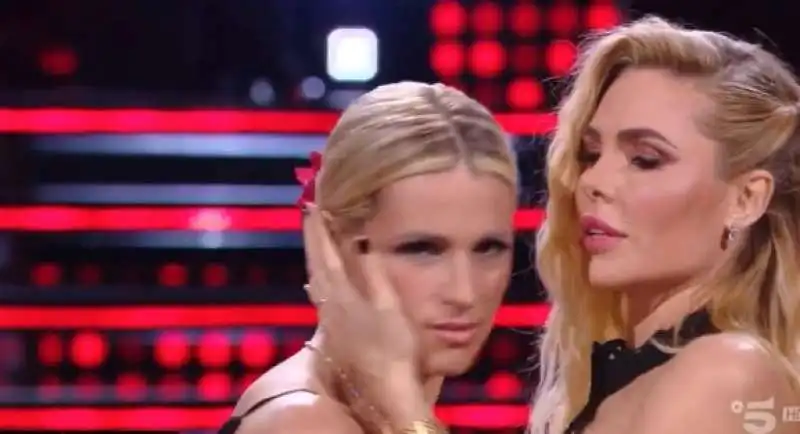 il bacio tra michelle hunziker e ilary blasi 5