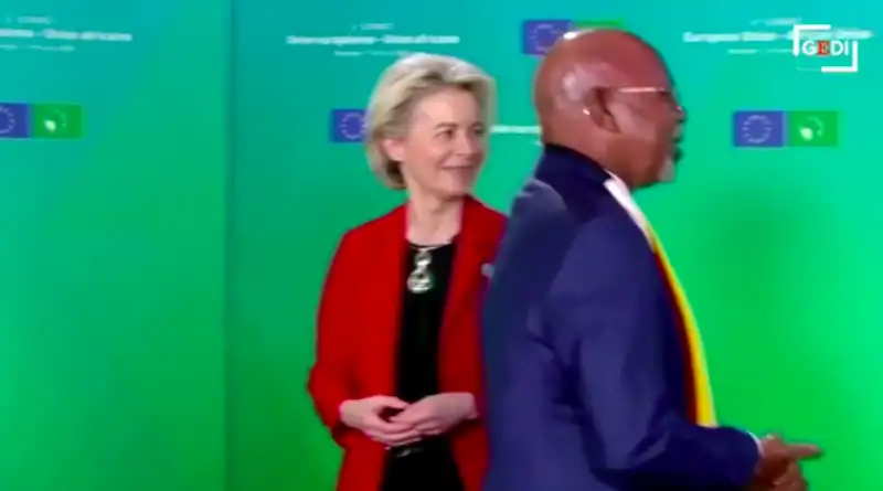 il ministro degli esteri ugandese abubakhar jeje odongo non saluta ursula von der leyen 6