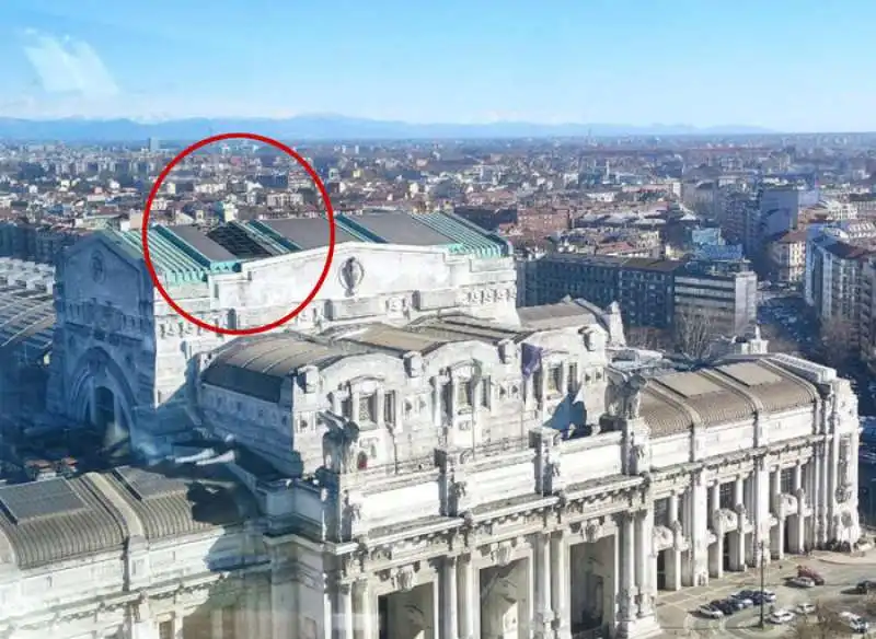 il vento stacca un pezzo del tetto della stazione centrale di milano