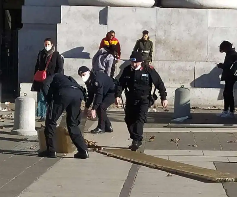 il vento stacca un pezzo del tetto della stazione centrale di milano