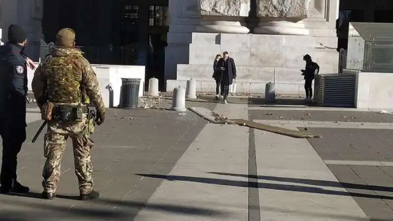 il vento stacca un pezzo del tetto della stazione centrale di milano