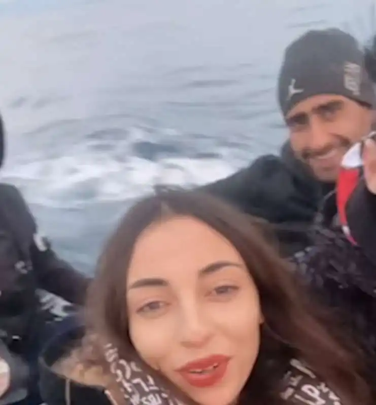 influencer tunisina chaima ben mahmoude sul barcone dei migranti 4