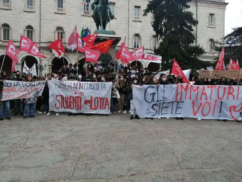 manifestazione studenti perugia 