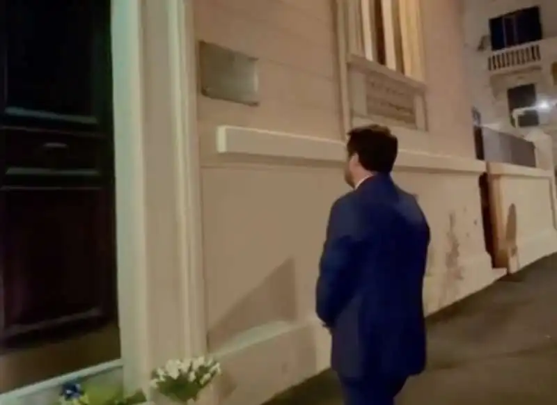 matteo salvini porta un mazzo di fiori all ambasciata ucraina. 