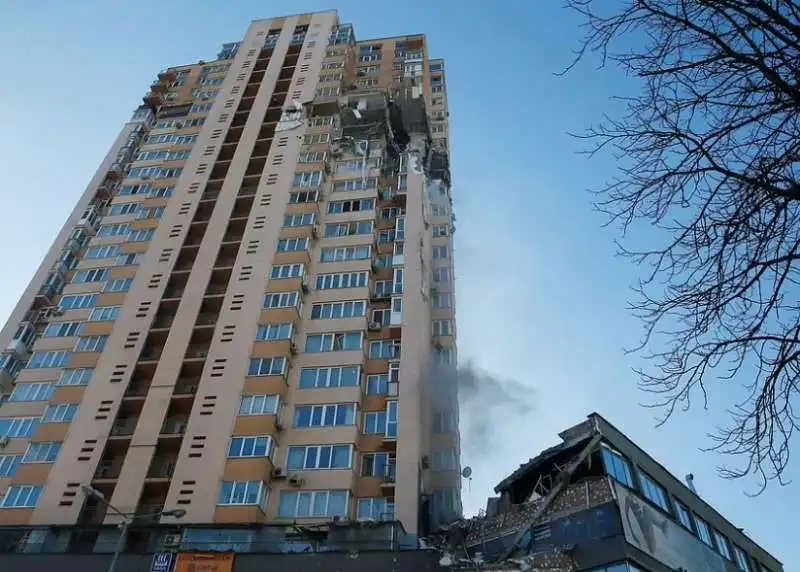 palazzo colpito da un missile a kiev 