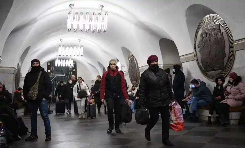 persone si rifugiano nella metropolitana di kiev 